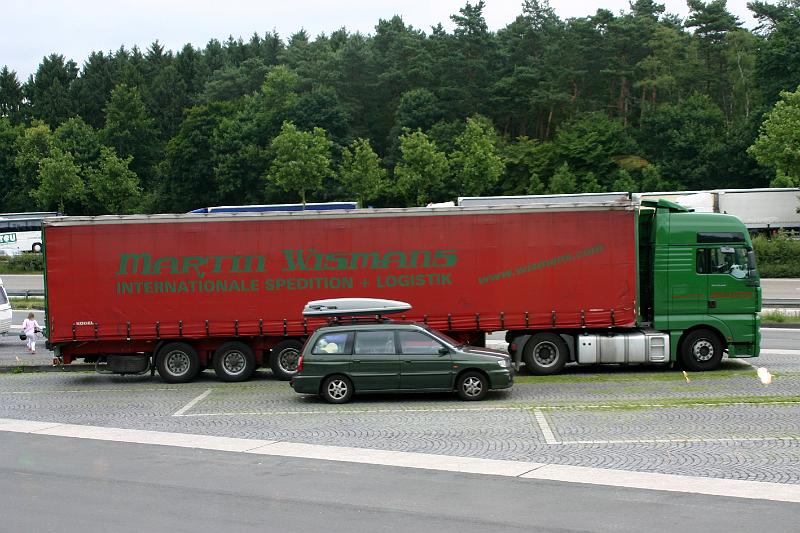 IMG_3518a.jpg - De grote en de kleine. En...wij maar denken dat wij een grote auto hebben!