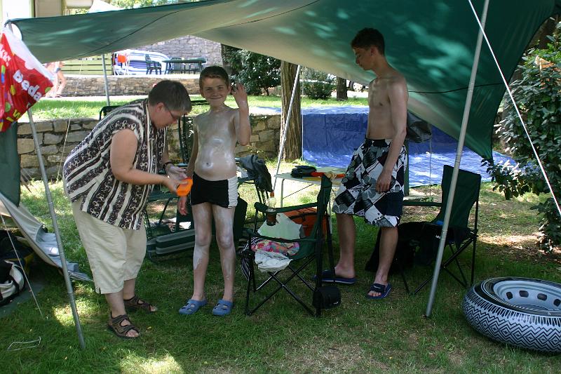 IMG_3527a.jpg - Inmiddels hebben we onze tenten opgeslagen op L'Arche in Anduze. Het is warm en de jongens worden eerst ingevet voordat er gezwommen wordt.