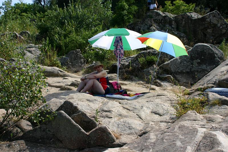 IMG_3567a.jpg - Ik kijk toe in mijn nieuwe tankini; ingevet onder de parasols. Luisterend naar een detective op mijn usb stick.