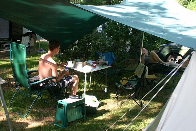 IMG_3574a.jpg - De tarp was opgezet om in ieder geval schaduw te hebben