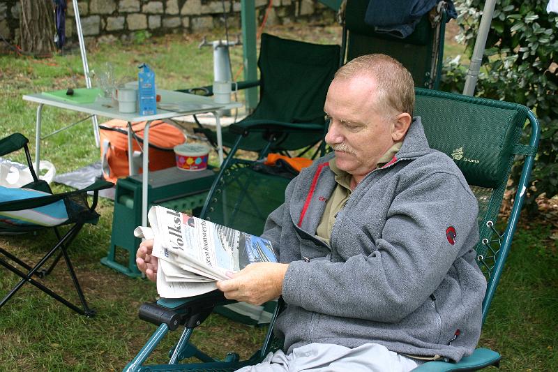 IMG_3592a.jpg - In Anduze werd de Volkskrant goed gelezen.