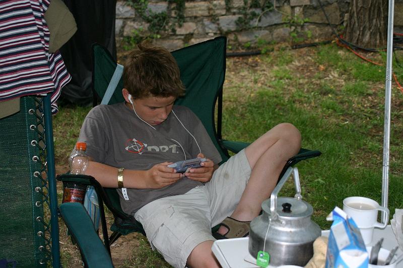 IMG_3629a.jpg - Een favouriete houding van Teun: met zijn gameboy