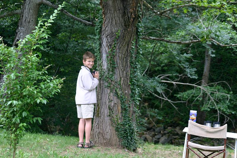 IMG_3670a.jpg - Teun fotografeert Jurre die stenen gooit in "de Jonte" die achter onz kampeerplekje stroomt.