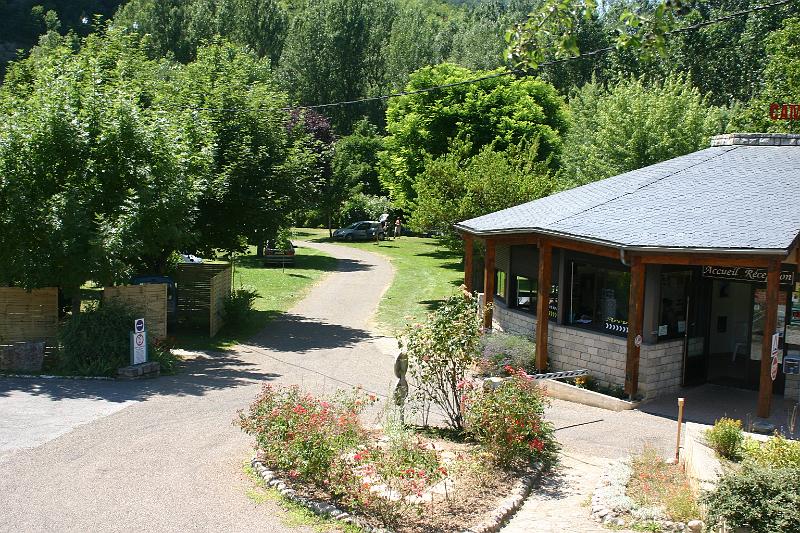 IMG_3687a.jpg - Zicht vanaf het zwembad op de camping. Rechts de receptie