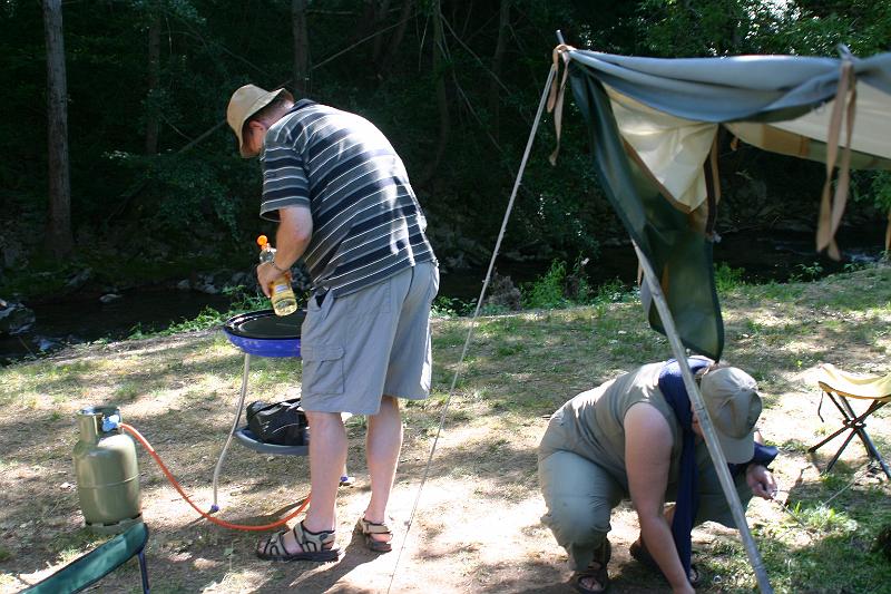 IMG_3700a.jpg - Jaap gaat de skottelbraai aansteken. Zelf ben ik weer aardig aan het opknappen want ik zet scheerlijnen recht