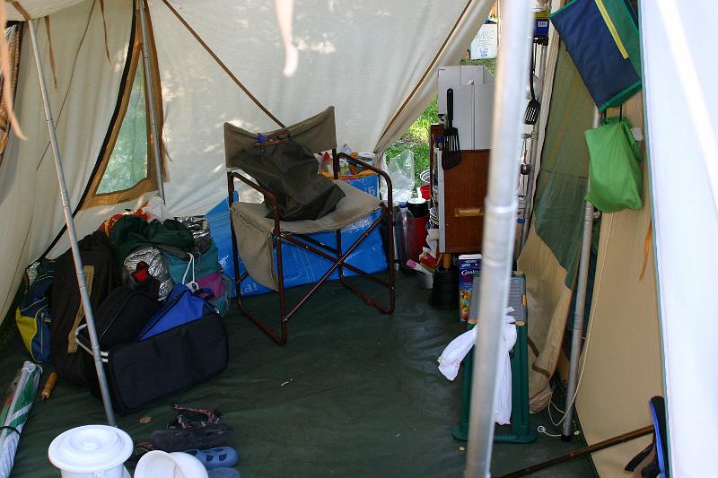 IMG_3702a.jpg - Het voorportaal van onze Rhapsody. Rechts het muskietengaas van onze slaaptent. De keukenkist is geplaatst op bedverhogers om het Jaap wat makkelijker te maken om te kunnen koken. We hebben overigens in de gehele vakantie maar 1 keer in de tent hoeven koken en dat heb ik toen gedaan.