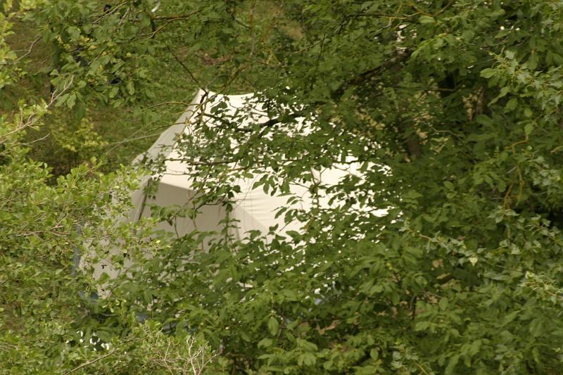 IMG_3848a.jpg - Onze tent vanaf de weg die achter de Jonte de bergen in gaat